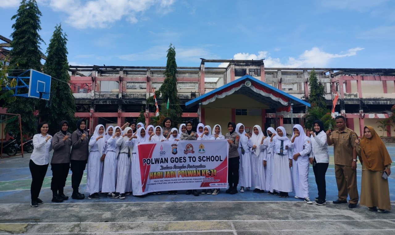 Polwan Goes To School