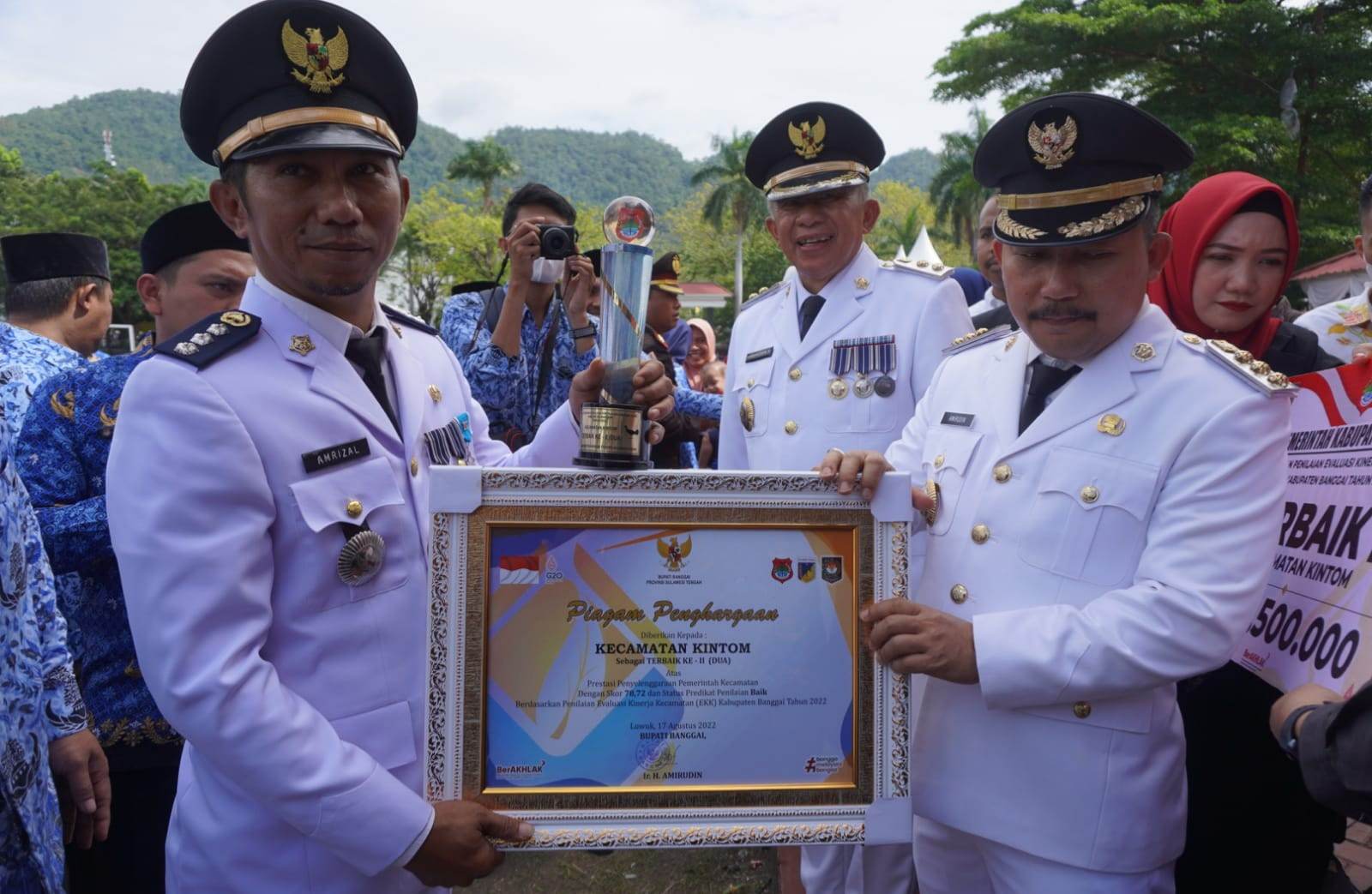 Bupati Banggai Beri Penghargaan