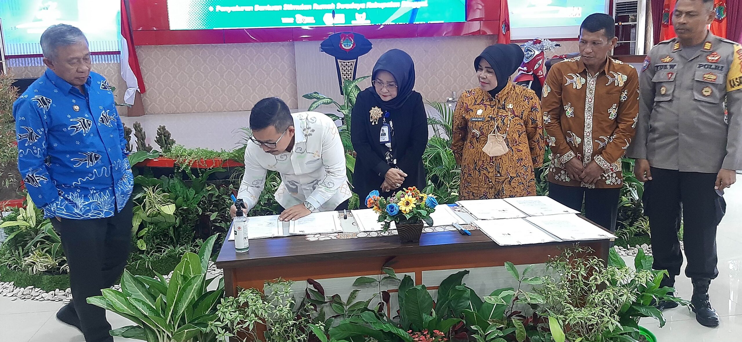 Disperkimtan Banggai Salurkan Bantuan
